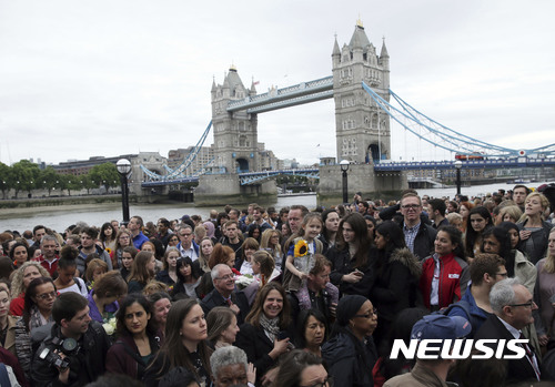 【런던 = AP/뉴시스】 = 런던 브리지에서 3일 발생한 테러의 희생자들을 기리는 추모집회가 5일 저녁 인근 공원에서 열렸다.  경찰은  사건 당일 체포했던 일반인 12명을 무혐의로 석방했다고 발표했다.   