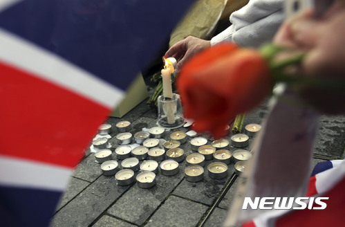【런던 =AP/뉴시스】 5일(현지시간) 영국 런던의 포터스 필드 공원에 런던 테러 희생자들을 추모하는 촛불이 놓여 있다. 2017.6.6. 