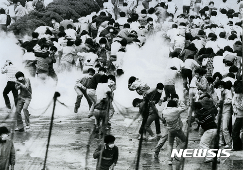 【서울=뉴시스】 1987년 5월 12일 서울 연세대학교에서 벌어진 시위에서 투석전을 벌이던 학생들이 경찰이 발사한 최루탄을 피해 흩어지고 있다. (사진=정태원 제공)(* 위 사진은 재배포, 재판매, DB 및 활용을 금지합니다.)photo@newsis.com