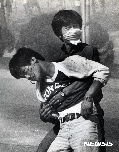 【서울=뉴시스】 1987년 6월 9일 서울 연세대학교 정문 앞, 경찰이 발사한 SY-44 최루탄에 머리를 직격당한 이한열이 피를 흘리며 쓰러지고 있다. 이한열은 피격 직후 병원으로 옮겨졌지만 뇌사에 빠져 27일만에 숨을 거뒀다. (사진=정태원 제공)(* 위 사진은 재배포, 재판매, DB 및 활용을 금지합니다.)photo@newsis.com
