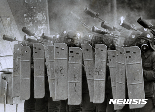 【서울=뉴시스】 1987년 6월 15일 서울 연세대학교에서 일어난 시위현장에서 시위진압경찰이 학생 시위대를 향해 SY-44 최루탄을 발사하고 있다. (사진=정태원 제공)(* 위 사진은 재배포, 재판매, DB 및 활용을 금지합니다.)photo@newsis.com