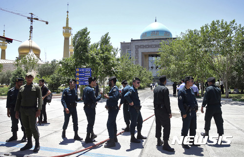 【테헤란=AP/뉴시스】7일 이란 경찰들이 무장 괴한들의 공격이 있었던 수도 외곽의 아야톨라 호메이니 영묘 주위에 늘어 서 있다. 이곳과 의사당이 공격당했다. 2017. 6. 7. 
