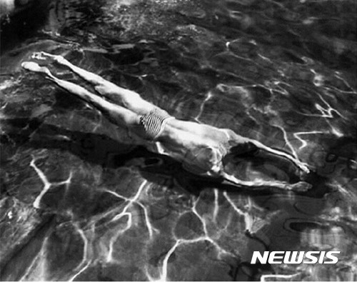 【서울=뉴시스】수영하는 사람 Swimmer Under Water , 1917