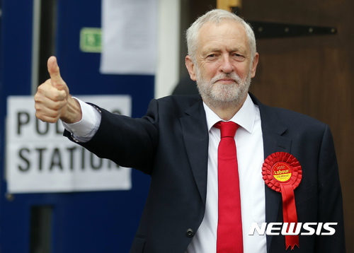 【런던=AP/뉴시스】제러미 코빈 영국 노동당 대표가 8일(현지시간) 런던의 한 투표소에 도착해 인사하고 있다. 2017.6.9.