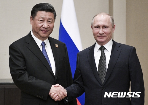 【아스타나=AP/뉴시스】블라디미르 푸틴 러시아 대통령과 시진핑(習近平)  중국 국가주석이 8일(현지시간) 카자흐스탄 수도 아스타나에서 만나 회담에 들어가기에 앞서 악수를 나누고 있다.2017.06.09.