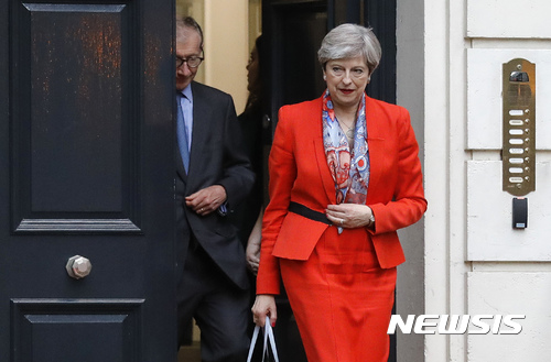 【런던=AP/뉴시스】테리사 메이 영국 총리가 9일(현지시간) 런던에 위치한 보수당 당사에서 총선 개표를 지켜보다가 길을 나서고 있다. 2017.6.9.