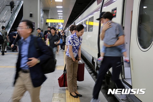 【서울=뉴시스】 수서역에서 SRT를 이용하는 승객들.