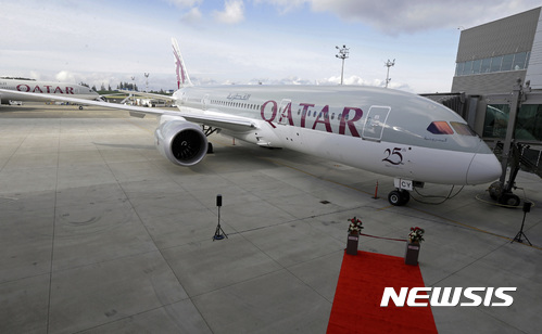 【에버렛(미 워싱턴주)=AP/뉴시스】카타르 항공이 구입한 보잉 787기가 지난 2015년 11월4일 미 워싱턴주 에버렛에서 카타르로 인도되기 위해 대기하고 있다. 최근 사우디아라비아와 아랍에미리트(UAE), 바레인, 이집트 등 아랍 국가들이 카타르와 외교 관계를 단절하면서 카타르 항공에 대해 국제 항공로를 폐쇄한 것과 관련, 유엔 산하 국제민간항공기구(ICAO)가 오는 6일 이집트 카이로에서 회의를 열기로 했다. 2017.7.3