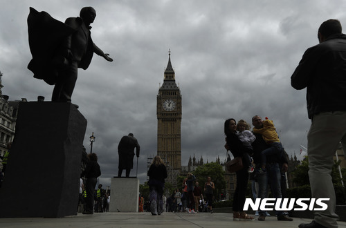 【런던=AP/뉴시스】12일(현지시간) 영국 수도 런던의 국회의사당 일대 하늘이 먹구름에 휩싸여 있다. 2017.6.13.