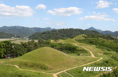 【함안=뉴시스】김기진 기자 =경남 함안군은 올해부터 오는 2021년까지 총사업비 879억 원을 들여 ‘함안 가야문화 관광단지 조성’, ‘아라가야 역사 연구 및 복원사업’, ‘아라가야파크 조성’ 등 3개 부문 7개 사업을 대대적으로 추진한다.사진은 경남 함안군청 인근에 위치한 '함안말이산고분군'의 모습. 2017.06.13. (사진=함안군 제공) photo@newsis.com