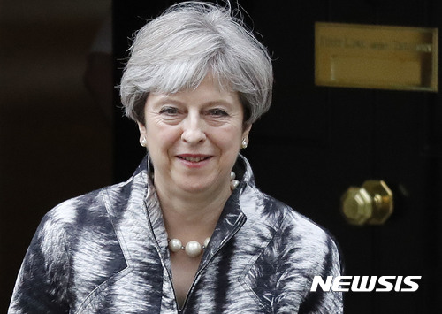 【런던=AP/뉴시스】테리사 메이 영국 총리가 12일(현지시간) 총선 이후 첫 내각 회의를 진행하고 길을 나서고 있다. 2017.6.13.