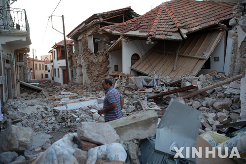 【레스보스=신화/뉴시스】그리스 레스보스 섬에서 12일(현지시간) 한 주민이 지진으로 무너진 마을을 둘러보고 있다. 이날 그리스 동부 에게해에서 규모 6.1의 지진이 발생해 최소 1명이 사망했다. 2017.06.13 