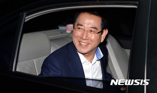 【서울=뉴시스】고범준 기자 = 김영록 농림축산식품부 장관 후보자가 13일 오후 서울 서초구 양재동 aT센터 내에 마련된 사무실에서 나와 차량에 탑승해 밝게 웃고 있다. 2017.06.13. bjko@newsis.com