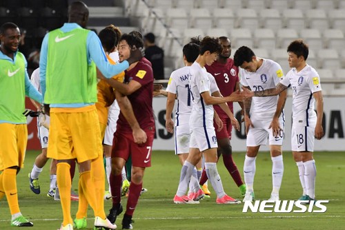 【도하(카타르)=뉴시스】고승민 기자 = 13일 오후(현지시각) 카타르 도하 자심 빈 하마드 스타디움에서 열린 '2018 러시아 월드컵 아시아 최종예선 A조 8차전' 대한민국 대 카타르 경기, 2-3으로 카타르에게 패배한 한국 선수들이 아쉬워하고 있다. 2017.06.14. kkssmm99@newsis.com