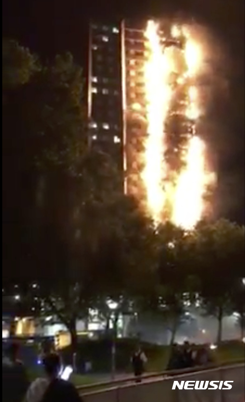 【 런던=AP/뉴시스】영국 런던 고층 아파트에서 14일(현지시간) 화재가 발생해 건물 전체가 화염에 휩싸여 있다. 201706.14