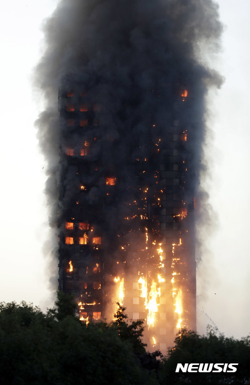 【 런던=AP/뉴시스】영국 런던 고층 아파트에서 14일(현지시간) 화재가 발생해 건물 전체가 화염에 휩싸여 있다. 201706.14 