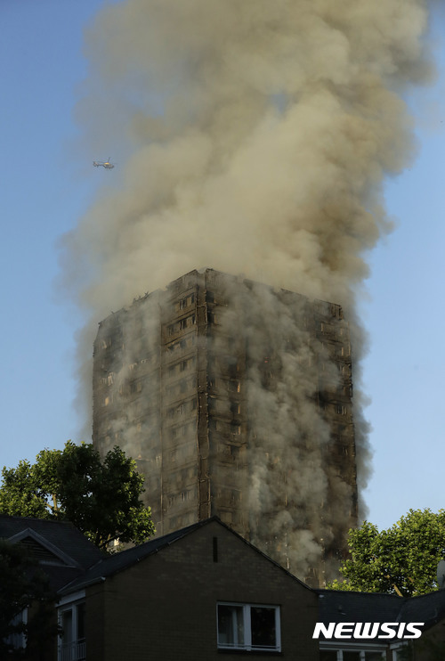 【 런던=AP/뉴시스】영국 런던 고층 아파트에서 14일(현지시간) 화재가 발생해 연기가 치솟고 있다. 201706.14