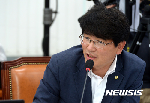 민주당, 文 대통령에게 폭언한 자유한국당 당직자 고발