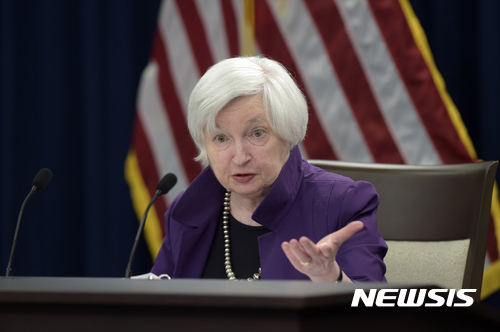 【워싱턴=AP/뉴시스】재닛 옐런 연방준비제도(Fed·연준) 의장이 14일(현지시간) 연방시장공개위원회(FOMC) 회의가 끝난 뒤 기자회견을 열고 있다. 연준은 이날 기준금리를 1.00~1.25%로 0.25%포인트 인상했다. 2017.06.15