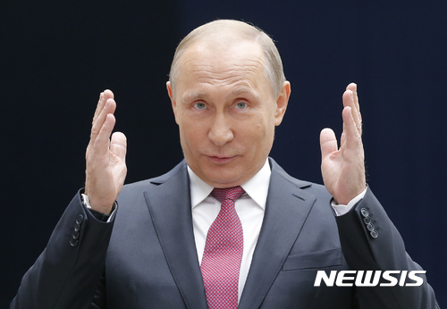【모스크바=AP/뉴시스】블라디미르 푸틴 러시아 대통령이 15일(현지시간) 모스크바에서 TV 생방송으로 '국민과의 대화' 를 하고 있다. 2017.06.16 