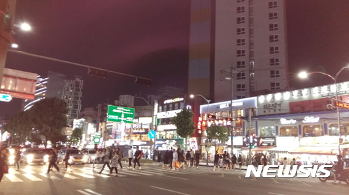【서울=뉴시스】박대로 기자 = 16일 오후 서울 신림역 4번 출구 인근은 이른바 '불금'을 즐기려는 사람들로 북적였다. photo@newsis.com