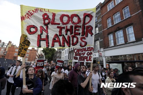 【런던=AP/뉴시스】16일(현지시간) 영국 런던에서 그렌펠 타워 화재 참사의 진상 규명과 테리사 메이 보수당 정권 심판을 촉구하는 시위가 진행되고 있다. 2017.6.17. 