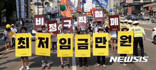 '최저임금 1만원으로' 마트 노동자들 국회 앞 무기한 농성