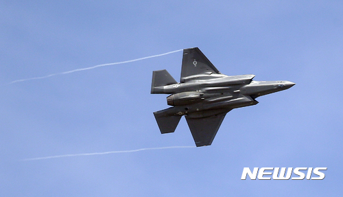 【힐 공군기지(미 유타주)=AP/뉴시스】미국 록히드마틴사가 차세대 스텔스 전투기 F-35A가 19일(현지시간) 파리 근교 르 부르제에서 개막한 52회 파리 에어쇼에서 첫 시범비행을 한 것으로 알려졌다. 지난 2015년 9월2일 F-35가 미국 유타 주에 위치한 힐 공군기지에서 시험비행 중인 모습. 2017.06.20 