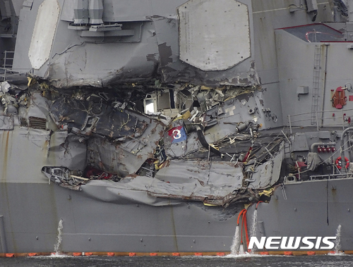 【요코스카=AP/뉴시스】 필리핀 컨테이너선과 충돌해 크게 부서진 미 해군 소속 구축함 USS 피츠제럴드호가 18일 일본 요코스카 해군기지에 정박해있다. 피츠제럴드호는 17일 새벽 시즈오카현 이로자키 남동쪽 20km 해상에서 필리핀 선적 컨테이너선 ACX 크리스털과 충돌했다. 2017.06.18 