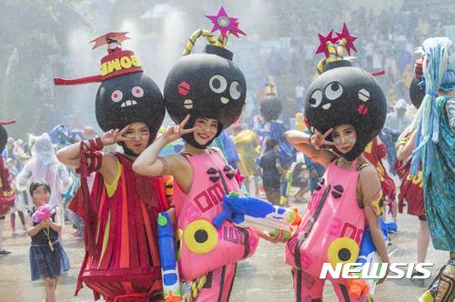  【용인=뉴시스】 이정하 기자 = 에버랜드가 9월3일까지 새로운 여름 축제 '썸머 워터 펀(Summer Water Fun)'을 선보인다. 이 축제의 하이라이트인 초대형 물총싸움에 연기자 50명이 출동, 참여 방문객들과 한바탕 대전을 벌인다. 2017.06.19 (사진=에버랜드 제공) photo@newsis.com 