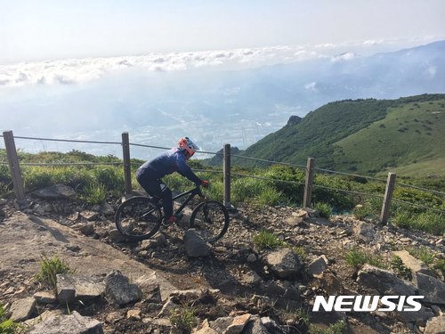 【울산=뉴시스】구미현 기자 = 울주세계산악영화제는 14일부터 16일까지 3일 동안 신불산 등지에서 '영남알프스 VR체험' 영상 촬영을 종료했다고 19일 밝혔다. 사진은 영남알프스를 비경으로 장재윤 선수가 라이딩을 하고 있는 모습. 2017.06.19. (사진=울주세계산악영화제 제공) photo@newsis.com