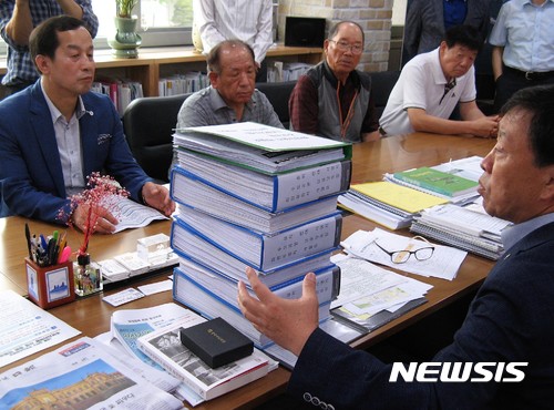 【안산=뉴시스】이종일 기자 = 경기 안산시 '화랑유원지 시민지킴이' 회원들이 19일 오전 안산시청 시장실에서 제종길 시장에게 시민 3만7565명이 참여한 '화랑유원지 추모시설 반대 서명지'를 전달한 뒤 제 시장과 대화를 나누고 있다. 2017.06.19. <a href="mailto:lji22356@newsis.com">lji22356@newsis.com</a>