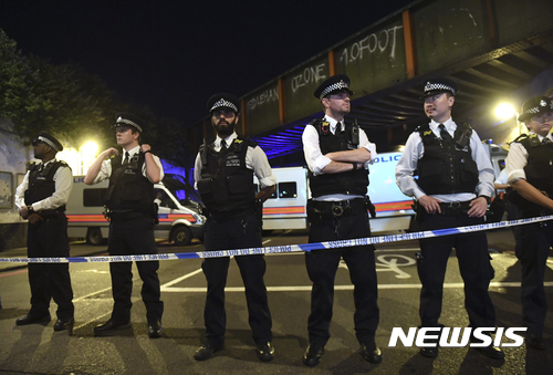 【런던=AP/뉴시스】차량 한 대가 행인들을 덮쳐 여러 명이 부상한 영국 런던 핀스베리 공원 인근 세븐 시스터스 도로에서 19일)현지시간) 경찰이 차단선을 친 채 경계를 서고 있다. 2017.6.19 