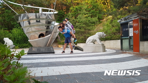 【양구=뉴시스】한윤식 기자 = 20일 강원 양구군은 국토정중앙 점을 방문하는 관광객 증가를 위해 '국토정중앙 방문 인증샷' 이벤트를 실시한다.2017.06.20.(사진=양구군청 제공) ysh@newsis.com