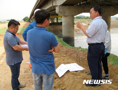 【시흥=뉴시스】이종일 기자 = 경기 시흥환경운동연합 등 환경단체 관계자 2명이 20일 시흥시가 서해안로 확장 공사를 하면서 갯골 일부를 훼손한 월곶동 방산대교 아래에서 시 공무원, 시공사 관계자 등에게 항의하고 있다. 2017.06.20. <a href="mailto:lji22356@newsis.com">lji22356@newsis.com</a>