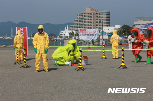 【통영=뉴시스】신정철 기자 = 경남 통영시는 오는 10월 통영시에는 개최되는 제8회 아시아태평양도시관광진흥기구(TPO) 총회를 앞두고 지난 19일 오후 도남동 트라이애슬론광장에서 생물테러대비 초동대응 요원 교육 및 모의훈련을 실시했다고 20일 밝혔다. 2017.06.20.(사진=통영시 제공) <a href="mailto:photo@newsis.com">photo@newsis.com</a>   