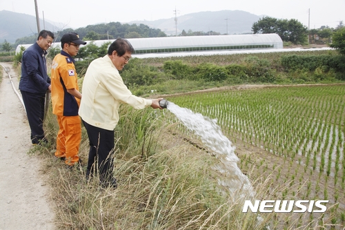 【고성(경남)=뉴시스】신정철 기자 = 경남 고성군이 농업용수 확보 및 가뭄피해 최소화를 위해 가뭄대책 추진에 총력을 기울이고 있다. 20일 오시환 고성군수 권한대행(사진)은 논물마름 현상으로 어려움을 겪고 있는 거류면 은월리 일원을 방문, “급수차를 지원하는 등 농작물 피해를 최소화하겠다”고 말했다. 2017.06.20.(사진=고성군 제공) <a href="mailto:photo@newsis.com">photo@newsis.com</a>