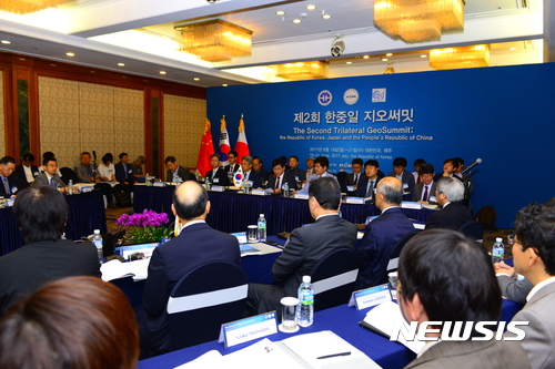 【대전=뉴시스】 20일 제주 메종글래드 호텔에서 '제2회 한·중·일 지오써밋(The 2nd Trilateral GeoSummit)'이 개최됐다. 이는 동아시아의 지구과학 이슈 해결책을 마련하기 위한 다국적 국제회의이다.(사진=한국지질자원연구원 제공)