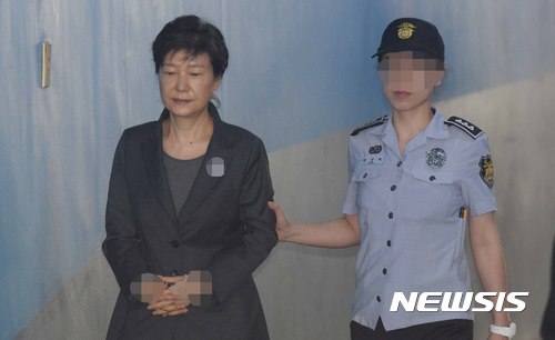 【서울=뉴시스】고범준 기자 = 박근혜 전 대통령이 20일 오전 서울 서초구 서울중앙지법에서 열린 21차 '국정농단 사건' 공판에 출석하고 있다. 2017.06.20. bjko@newsis.com