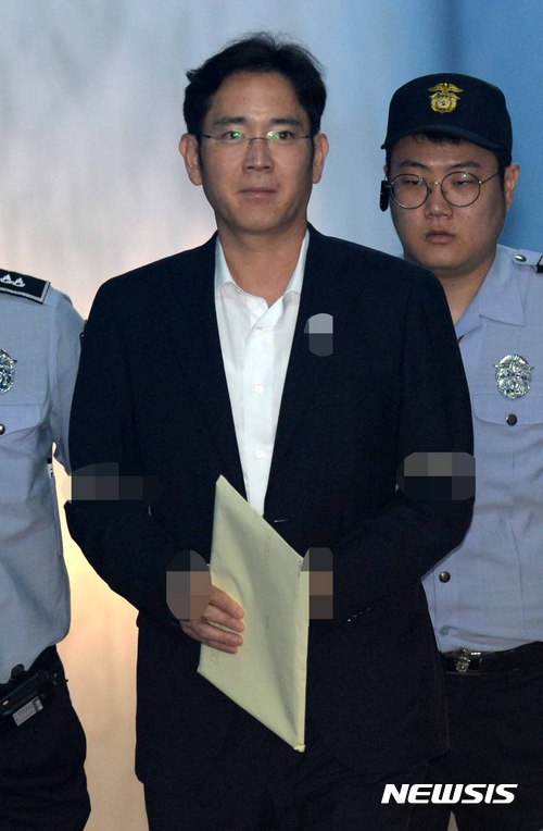 【서울=뉴시스】고범준 기자 = 이재용 삼성전자 부회장이 20일 오전 서울 서초구 서울중앙지법에서 열린 '국정농단' 최순실 관련 뇌물공여 등 30차 공판에 출석하고 있다. 2017.06.20. bjko@newsis.com