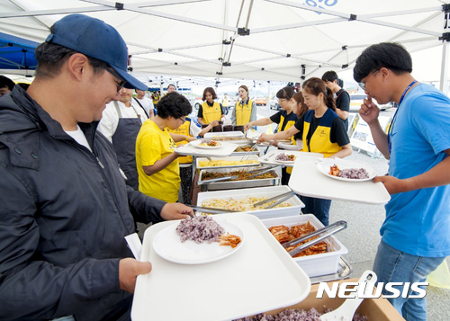 【영암=뉴시스】박상수 기자 = 20일 세월호가 거치된 전남 목포신항에서 현대삼호중공업 노조원과 회사 관계자 등이 세월호 유가족 등을 위한 급식 봉사활동을 실시하고 있다. 2017.06.20 (사진=현대삼호중공업 제공) photo@newsis.com