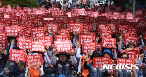 【서울=뉴시스】김선웅 기자 = 20일 오후 서울 중구 서울고용노동청 앞에서 열린 '고용노동부 직업상담원 처우개선 촉구 총파업 결의대회'에서 참가자들이 피켓을 들고 구호를 외치고 있다. 이날 열린 총파업 결의대회에서 공공비정규직노동조합 고용노동부지부 등 참가 단체는 일반상담원 폐지 및 전임상담원으로의 통합, 명절상여금 지급, 무기계약직 차별 철폐, 직업상담원 처우 개선, 점심식대와 교통비 지급을 요구했다. 2017.06.20. mangusta@newsis.com