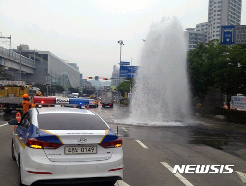 【부산=뉴시스】 하경민 기자 = 20일 오후 2시께 부산 연제구 거제대로 남문구 교차로 부산교대역 방향 도로의 5차로에서 상수도관이 파열돼 높이 약 10m의 물줄기가 솟구치며 도로 일부가 물에 잠겼다. 2017.06.20. (사진=부산경찰청 제공)yulnetphoto@newsis.com