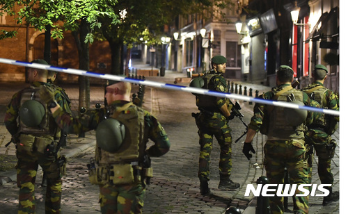 【브뤼셀=AP/뉴시스】벨기에 군인들이 20일 폭발 사건이 일어난 브뤼셀 중앙역 인근을 순찰하고 있다. 이날 브뤼셀 중앙역에서 자폭테러로 의심되는 소규모 폭발이 일어나 사람들이 대피했지만 인명피해는 없었다. 자폭테러 용의자는 벨기에군에 의해 사살됐다. 2017.6.21
