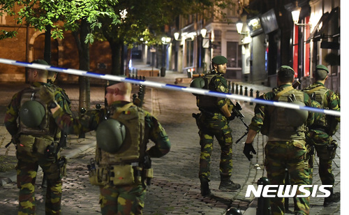 【브뤼셀=AP/뉴시스】벨기에군이 20일(현지시간) 소규모 폭발사건이 발생한 뒤 중앙역에서 순찰하고 있다. 벨기에 언론은 이날 중앙역에서 발생한 소규모 폭발사건의 용의자는 군이 쏜 총에 맞아 숨졌다고 보도했다. 2017.06.21 