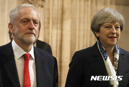 【런던=AP/뉴시스】테리사 메이 영국 총리(오른쪽)와 제러미 코빈 노동당 대표가 21일(현지시간) 국회의사당에서 엘리자베스 2세 여왕의 개원 연설을 듣고 나란히 자리를 옮기고 있다. 2017.6.22.