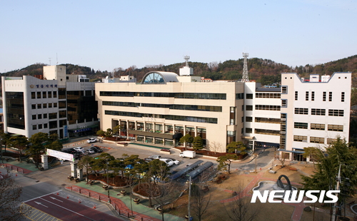 【정읍=뉴시스】강명수 기자 = 전북 정읍시는 구절초축제의 성공 추진을 위한 참가자 서비스·위생 교육을 진행했다고 24일 밝혔다. 사진 정읍시청 전경. 2017.07.24. (사진 = 뉴시스 DB) photo@newsis.com