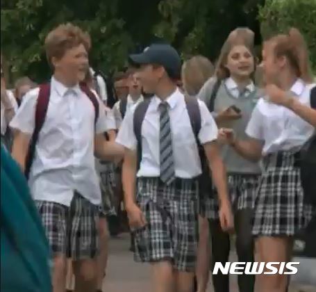 【서울=뉴시스】 영국 중학교 남학생들이 22일(현지시간) 남서부도시 엑서터에 있는 중학교인 ISCA 아카데미에서 치마를 입고 등교하고 있다. 이 남생들은  27도의 더운 날씨에도 반바지를 입지 못하는 교내 복장 규정에 항의하기 위해 치마를 입고 등교하고 있다. 2017.06.23 (사진 출처: BBC)