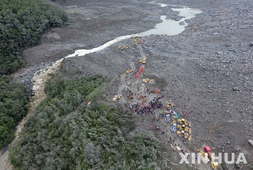 【마오셴(중 쓰촨성)=신화/뉴시스】24일 오전 6시(현지시간)께 발생한 중국 남서부 쓰촨(四川)성 마오셴(茂見)의 산사태 현장을 촬영한 항공사진. 쓰촨성 정부는 이 산사태로 46가구가 매몰돼 141명이 실종됐다고 밝혔다. 2017.6.24 