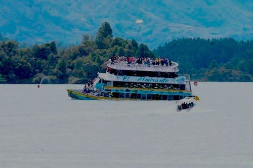 【서울=뉴시스】콜롬비아 과타페의 한 호수(저수지)에서 25일(현지시간) 관광객을 태운 선박이 침몰해 최소 9명이 숨지고 28명이 실종됐다. AP통신 등에 따르면 안티오키아주 재난 구조당국은 이날 오후 6시께 사고 피해와 연관해 이같이 밝혔다. <사진출처: 트위터> 20917.06.26 
